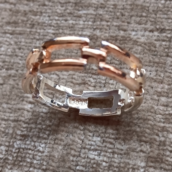 Elegant Gold-Toned Women's Band Ring - Picture 8 of 8